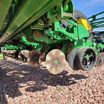 Image of John Deere 1775 equipment image 4