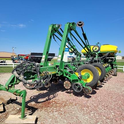 Image of John Deere 1775 equipment image 1
