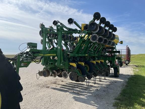 Image of John Deere 1795 equipment image 2