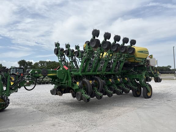 Image of John Deere 1795 equipment image 1
