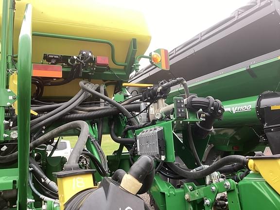 Image of John Deere 1795 equipment image 4