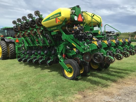 Image of John Deere 1795 equipment image 3