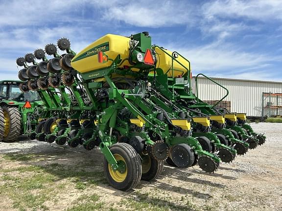 Image of John Deere 1795 equipment image 2
