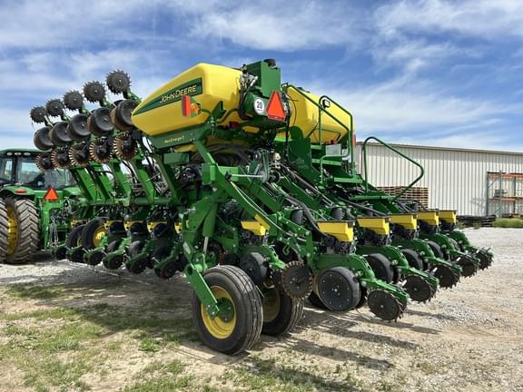 Image of John Deere 1795 equipment image 2