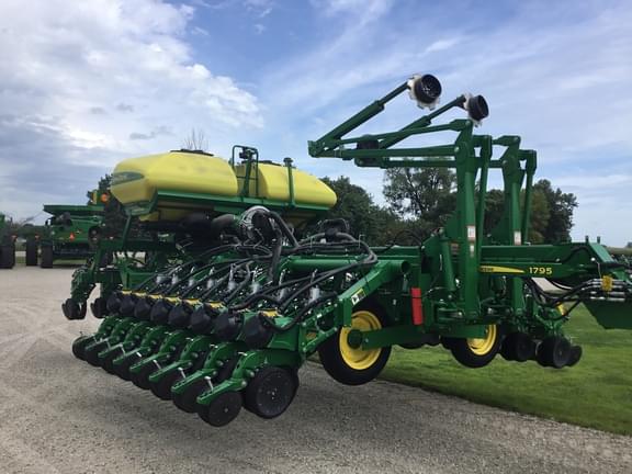 Image of John Deere 1795 equipment image 1