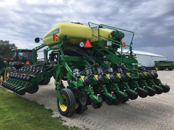 Image of John Deere 1795 equipment image 2