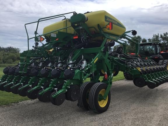 Image of John Deere 1795 equipment image 3