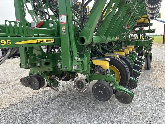 Image of John Deere 1795 equipment image 2