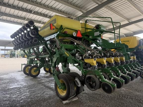 Image of John Deere 1795 equipment image 1