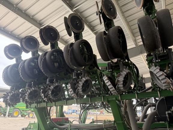 Image of John Deere 1795 equipment image 4