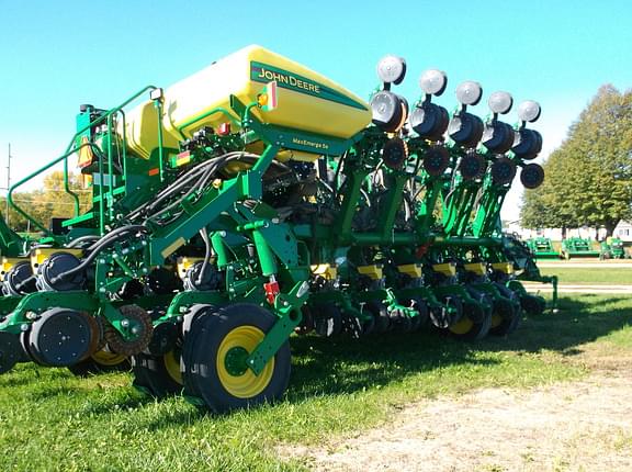 Image of John Deere 1795 equipment image 3