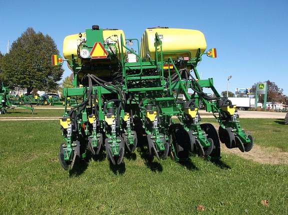 Image of John Deere 1795 equipment image 1