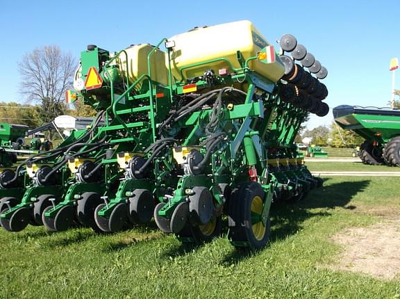 Image of John Deere 1795 equipment image 2