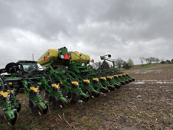 Image of John Deere 1795 equipment image 1