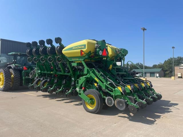 Image of John Deere 1795 equipment image 1