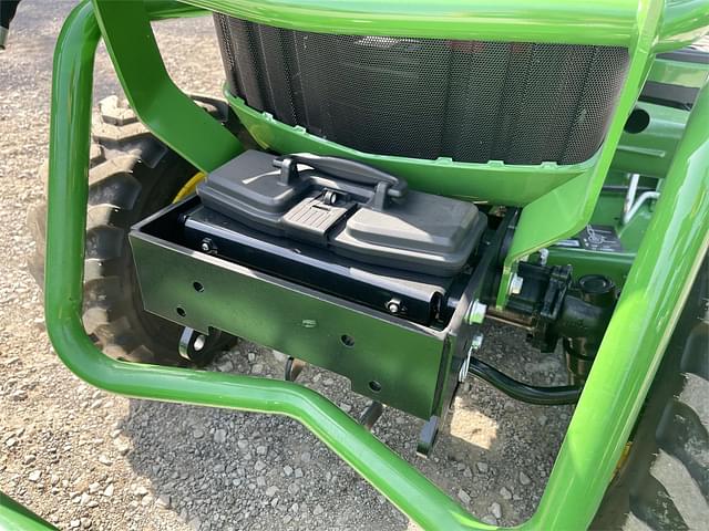 Image of John Deere 2025R equipment image 4