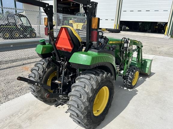 Image of John Deere 2032R equipment image 3