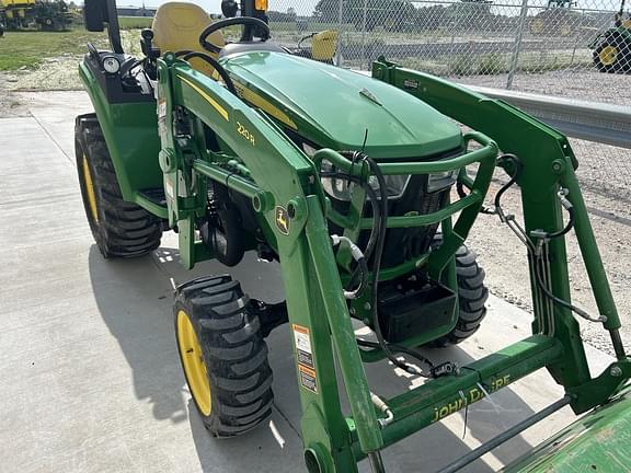 Image of John Deere 2032R equipment image 4