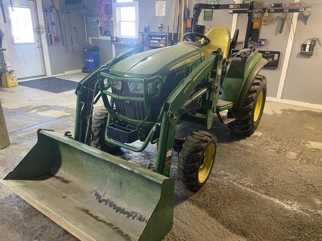 Image of John Deere 2032R equipment image 3