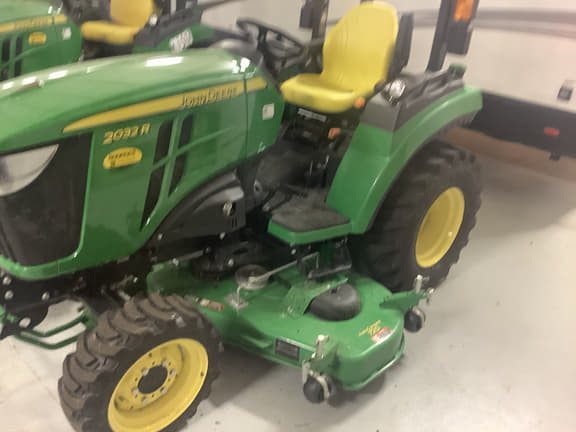 Image of John Deere 2032R equipment image 1