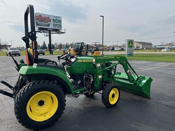 Image of John Deere 2032R equipment image 3