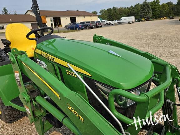 Image of John Deere 2032R equipment image 3