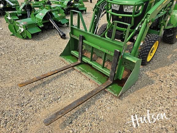 Image of John Deere 2032R equipment image 2