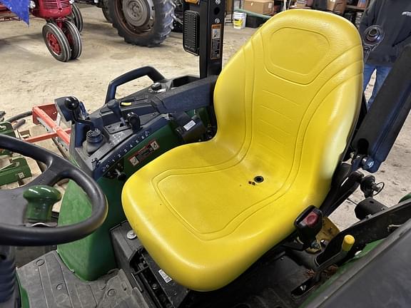Image of John Deere 2032R equipment image 3