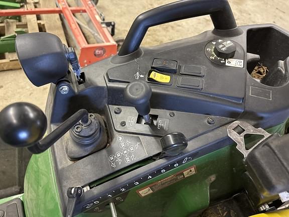 Image of John Deere 2032R equipment image 4