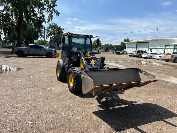 Image of John Deere 204L equipment image 2