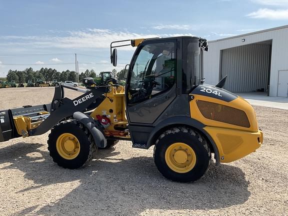 Image of John Deere 204L equipment image 1