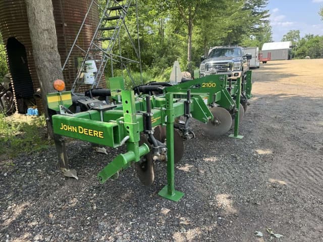 Image of John Deere 2100 equipment image 4