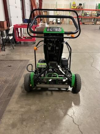 Image of John Deere 220 E-Cut equipment image 4