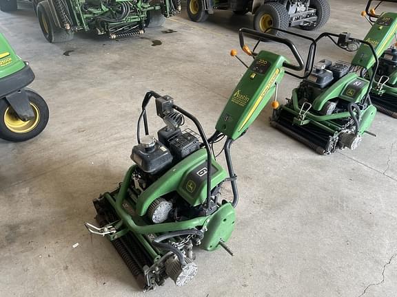 Image of John Deere 220 E-Cut equipment image 2