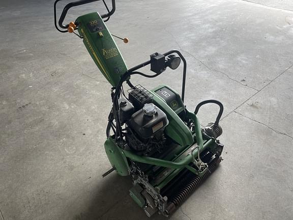 Image of John Deere 220 E-Cut equipment image 4