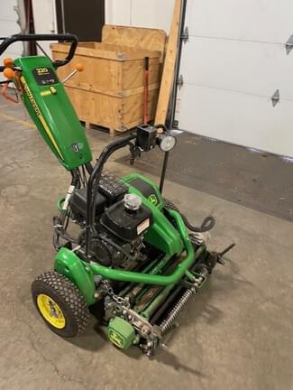 Image of John Deere 220 E-Cut equipment image 1