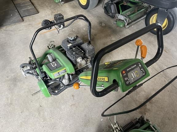 Image of John Deere 220 E-Cut equipment image 2