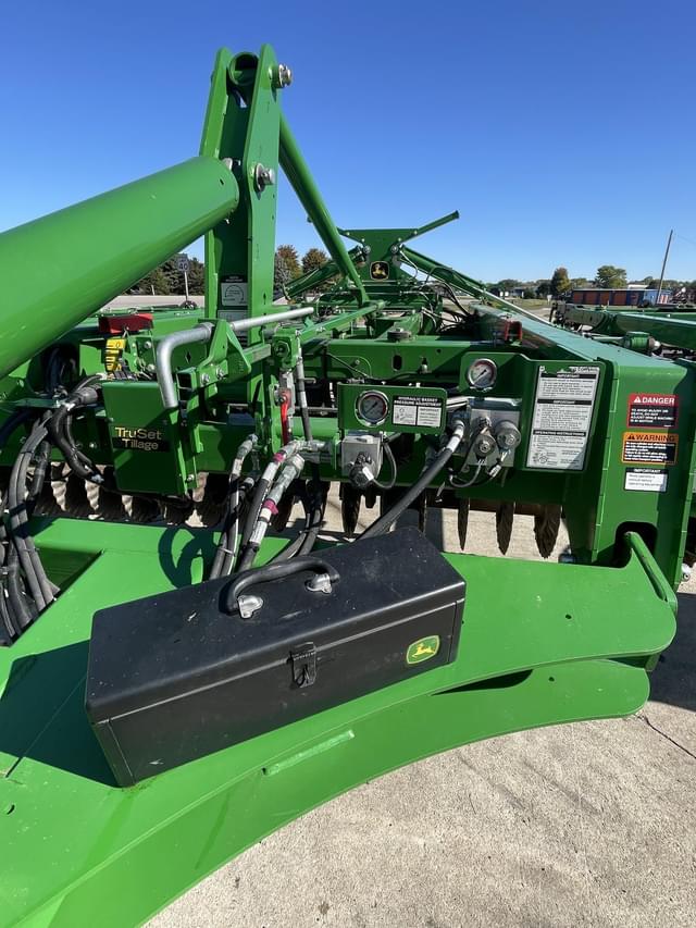 Image of John Deere 2660VT equipment image 1