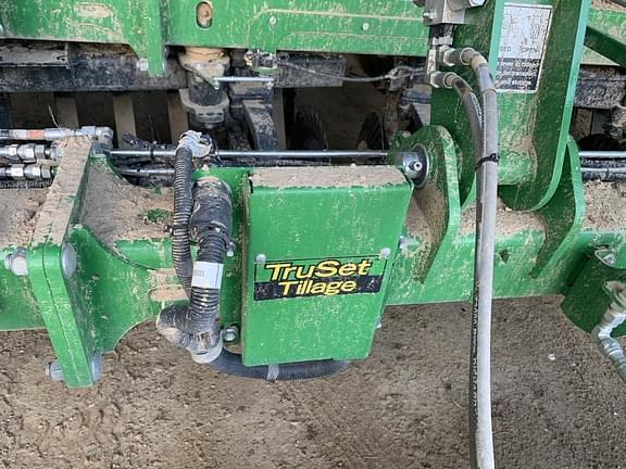 Image of John Deere 2660VT equipment image 3