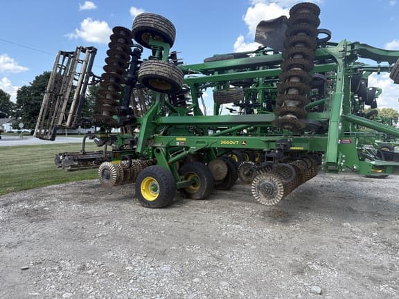 Image of John Deere 2660VT equipment image 4