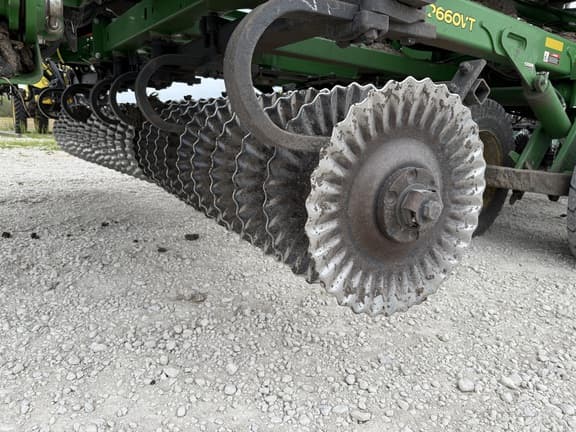 Image of John Deere 2660VT equipment image 4