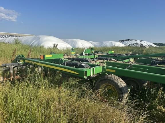 Image of John Deere 2720 equipment image 1