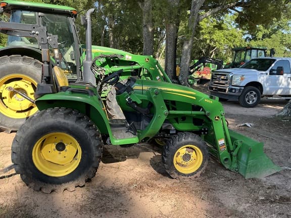 Image of John Deere 3025E equipment image 3