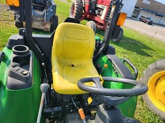 Image of John Deere 3025E equipment image 4