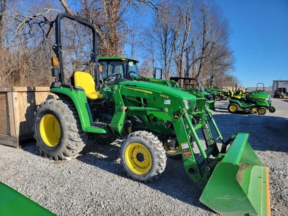 Main image John Deere 3032E