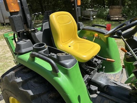 Image of John Deere 3032E equipment image 4