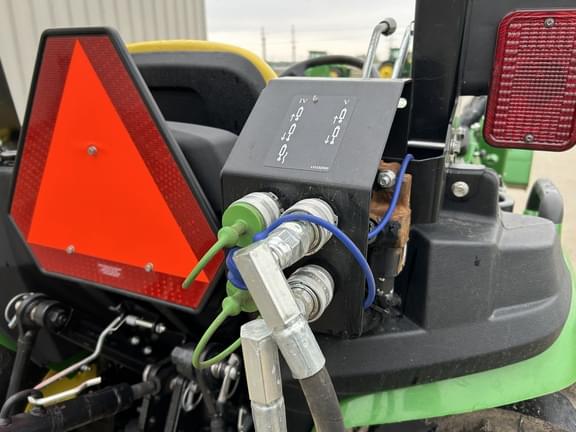 Image of John Deere 3032E equipment image 2