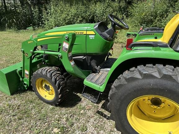 Image of John Deere 3032E equipment image 3