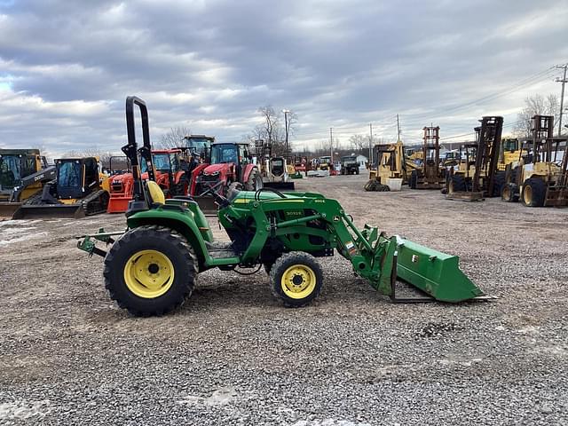 Image of John Deere 3032E equipment image 4