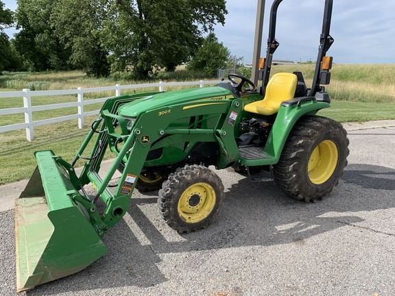Main image John Deere 3032E